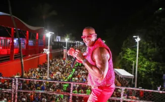 LÉO SANTANA AGITA FOLIÕES EM PENÚLTIMO DIA DO PRÉ-CARNAVAL EM SALVADOR