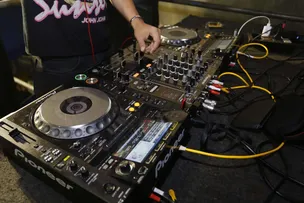 BECO DAS CORES E PALCO BEATS AGITAM A BARRA COM PROGRAMAÇÃO DE DJS PARA AMANTES DA MÚSICA ELETRÔNICA