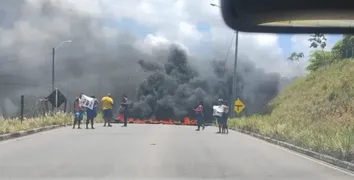 MORADORES BLOQUEIAM TRECHO DE ESTRADA QUE DÁ ACESSO AO HOSPITAL METROPOLITANO