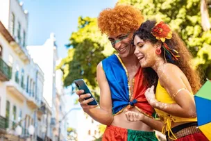 78% DOS FOLIÕES PRETENDEM LEVAR O CELULAR PARA OS BLOCOS, DIZ PESQUISA