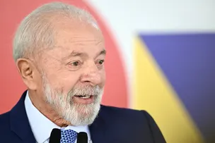 “TEM GENTE QUE ACHA MUITO PROFESSOR GANHAR R$ 4.800”, DIZ LULA