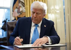 TRUMP ASSINA DECRETO QUE IMPEDE QUE ATLETAS TRANS PARTICIPEM EM ESPORTES FEMININOS