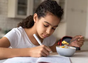 VOLTA ÀS AULAS: DICAS PARA ALIMENTAÇÃO E REGULAÇÃO DO SONO DAS CRIANÇAS E ADOLESCENTES