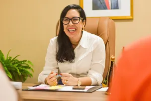 DEPUTADA CELEBRA ANÚNCIO DE CONTRATAÇÃO DE PSICÓLOGOS E ASSISTENTES SOCIAIS PARA A REDE ESTADUAL DE ENSINO