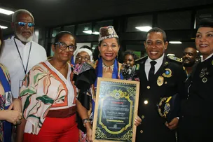 RAINHA DO CONGO É RECEPCIONADA PELA PREFEITA DE CACHOEIRA NO AEROPORTO DE SALVADOR