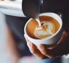 CAFÉ MAIS CARO PRESSIONA ESTABELECIMENTOS POR REAJUSTES DE PREÇOS, DIZ ABRASEL