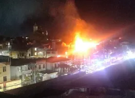INCÊNDIO DE GRANDES PROPORÇÕES ATINGE CASARÃO NO SANTO ANTÔNIO ALÉM DO CARMO