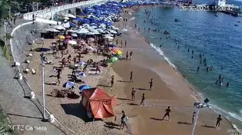 ESTRUTURA DE CONTENÇÃO DESABA NA BARRA APÓS HOMEM SE DESEQUILIBRAR