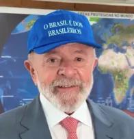 LULA ADERE À GUERRA DOS BONÉS E APARECE COM MODELO USADO POR ALIADOS