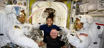 CÁPSULA QUE PERMITIRÁ RETORNO DE ASTRONAUTAS RETIDOS NO ESPAÇO CHEGA À ESTAÇÃO ESPACIAL
