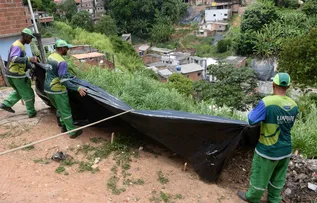 LIMPURB REFORÇA INSTALAÇÃO DE LONAS EM ENCOSTAS DE SALVADOR