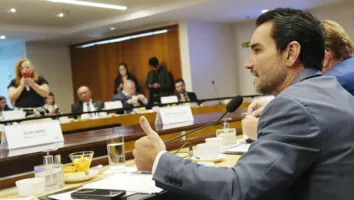 'GOVERNO BRASILEIRO TEM ATUADO FIRMEMENTE PARA ATRAIR NOVOS VOOS', DIZ MINISTRO DO TURISMO