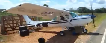 AVIÃO DE PEQUENO PORTE FAZ POUSO FORÇADO EM RODOVIA DA BAHIA