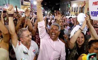 JERÔNIMO COMEMORA VITÓRIA DE AINDA ESTOU AQUI NO OSCAR