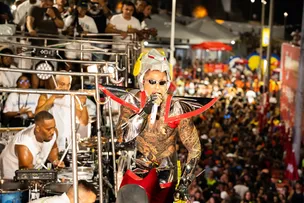 PIPOCA DO KANNÁRIO LOTA FAROL DA BARRA NESSE 2º DIA DO CARNAVAL DE SALVADOR