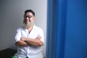 DIRETOR TEATRAL THIAGO CARVALHO LANÇA LIVRO SOBRE DRAMATURGIAS EM PROCESSO