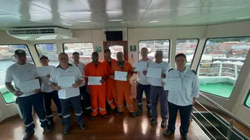 INTERNACIONAL TRAVESSIAS SALVADOR HOMENAGEIA TRIPULANTES QUE SALVARAM AS VIDAS DE PESCADORES DE NAUFRÁGIO
