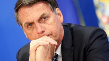 BOLSONARO COGITA FUGA EM CASO DE CONDENAÇÃO E TEME TRAIÇÃO DE ALIADOS, APONTA COLUNISTA