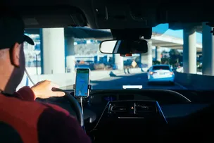 UBER E 99 SUPÕE INDENIZAÇÃO AO PASSAGEIRO POR CORRIDA CANCELADA