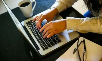HOME OFFICE OU PRESENCIAL? PESQUISA REVELA DILEMA DAS EMPRESAS EM 2025