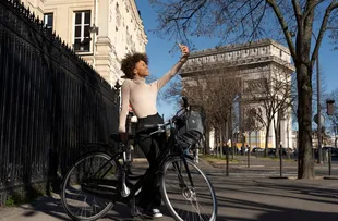 MORADORES DE PARIS VOTAM A FAVOR DE TORNAR MAIS DE 500 RUAS EXCLUSIVAS PARA PEDESTRES
