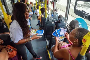 BLITZ DA CONSCIENTIZAÇÃO SOBRE O AUTISMO LEVA INFORMAÇÕES AOS USUÁRIOS E CONDUTORES DO SISTEMA BRT DE SALVADOR