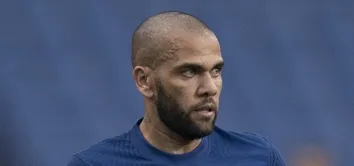 DANIEL ALVES RECUPERA PASSAPORTES E ESTÁ AUTORIZADO A VOLTAR AO BRASIL