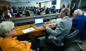 PEC DO FIM DA REELEIÇÃO PARA CHEFES DO EXECUTIVO AVANÇA NO SENADO
