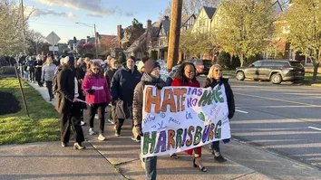 FERIADO DE PÁSCOA: MANIFESTANTES MARCHAM EM NOVA YORK CONTRA O GOVERNO TRUMP