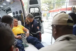 CIRURGIA DE BOLSONARO DURA 12 HORAS E EX-PRESIDENTE ESTÁ ESTÁVEL, DIZ BOLETIM