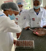 ESTUDANTES INTENSIFICAM PRODUÇÃO DE OVO DE PÁSCOA NA ESCOLA-FÁBRICA DE CHOCOLATE