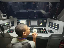 CCR METRÔ BAHIA PROMOVE VIAGEM NA CABINE PARA DOIS JOVENS AUTISTAS NO DIA MUNDIAL DE CONSCIENTIZAÇÃO DO AUTISMO