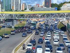 PROTESTO CONGESTIONA TRÂNSITO NA LIGAÇÃO IGUATEMI-PARALELA EM SALVADOR