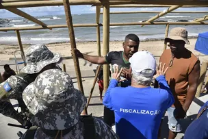 QUIOSQUES IRREGULARES SÃO DEMOLIDOS NA ORLA DE ITAPUÃ