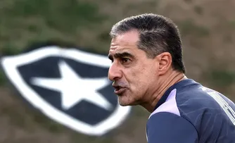 RENATO PAIVA É XINGADO DE 'BURRO' PELA TORCIDA DO BOTAFOGO