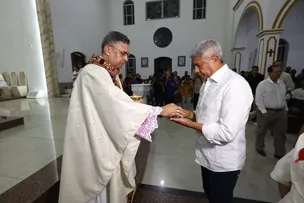 JERÔNIMO RODRIGUES PARTICIPA DE MISSA E ACOMPANHA A TRADICIONAL PROCISSÃO DO FOGARÉU, EM SERRINHA