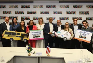 GOVERNO DO ESTADO ENTREGA AMBULÂNCIA, ÔNIBUS ESCOLAR E EQUIPAMENTOS DE SAÚDE PARA ITAPETINGA
