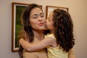 DIA DO BEIJO: ESPECIALISTA DESTACA COMO O GESTO FORTALECE VÍNCULOS E TRAZ BENEFÍCIOS À SAÚDE