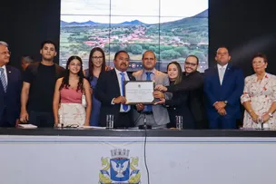 DEPUTADO RECEBE TÍTULO DE CIDADÃO SOTEROPOLITANO