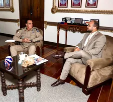 DEPUTADO TRATA COM CORONEL MAGALHÃES SOBRE ARMAS DE PMS