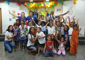 COLABORADORES DO SABIN DOAM CHOCOLATES E ALEGRAM DIA DE CRIANÇAS EM SITUAÇÃO DE VULNERABILIDADE