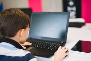 RISCOS FÍSICOS E PSICOLÓGICOS: COMO PROTEGER AS CRIANÇAS DOS DESAFIOS NA INTERNET?