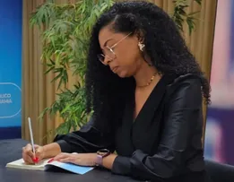 FEMINISTA NEGRA GISLAYNE DE SANTANA SOUZA LANÇA NESTA QUARTA (30) LIVRO (DES) UNIVERSALIZANDO O CUIDAR