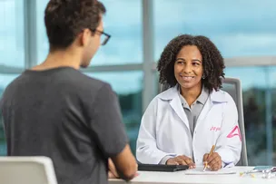MULHERES NO MERCADO DE TRABALHO: MÉDICAS JÁ SÃO MAIORIA NO BRASIL, MAS AINDA GANHAM MENOS