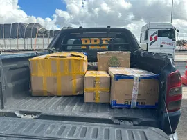 PRF APREENDE GRANDE QUANTIDADE DE MERCADORIAS IRREGULARES EM FEIRA DE SANTANA