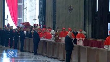 FUNERAL PÚBLICO DO PAPA FRANCISCO TEM INÍCIO, E FILA DE ESPERA CHEGA A 8 HORAS