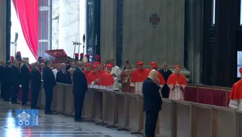 CAIXÃO DE PAPA FRANCISCO É FECHADO E VELÓRIO TERMINA NO VATICANO