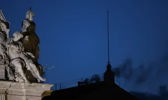 FUMAÇA PRETA SOBE NO VATICANO E CARDEAIS NÃO ELEGEM NOVO PAPA