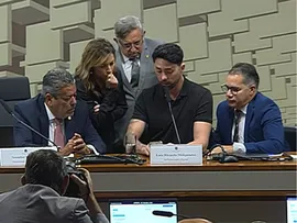 SENADORA SORAYA PEDE PARA RICO “JOGAR O TIGRINHO’, ELE QUESTIONA “PEDIRAM ISSO PARA A VIRGINIA?, PORÉM ACABA JOGANDO