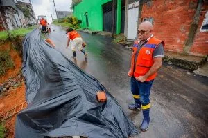 SIMÕES FILHO É ATINGIDA POR GRANDE VOLUME DE CHUVA E EQUIPES SEGUEM EM PRONTIDÃO
